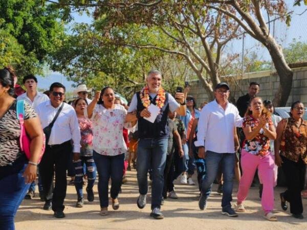 Banderazo de inicio a una calle más en Tuxtla, ahora en colonia Montecristo: Angel Torres