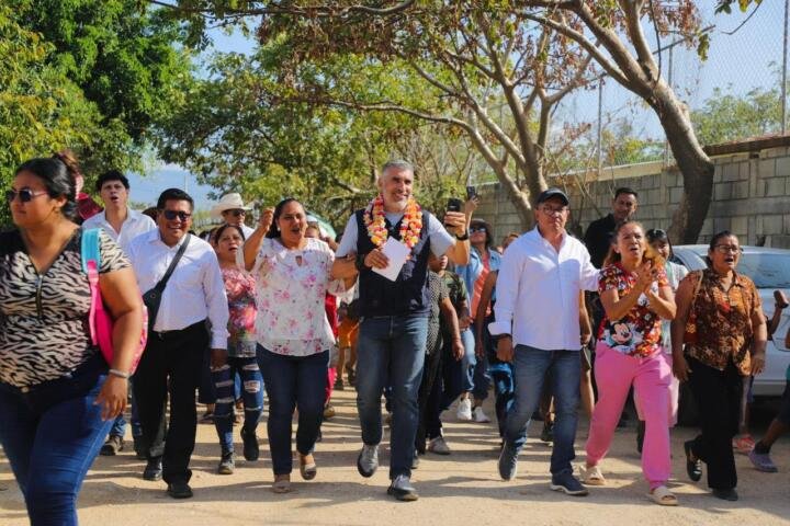 Banderazo de inicio a una calle más en Tuxtla, ahora en colonia Montecristo: Angel Torres
