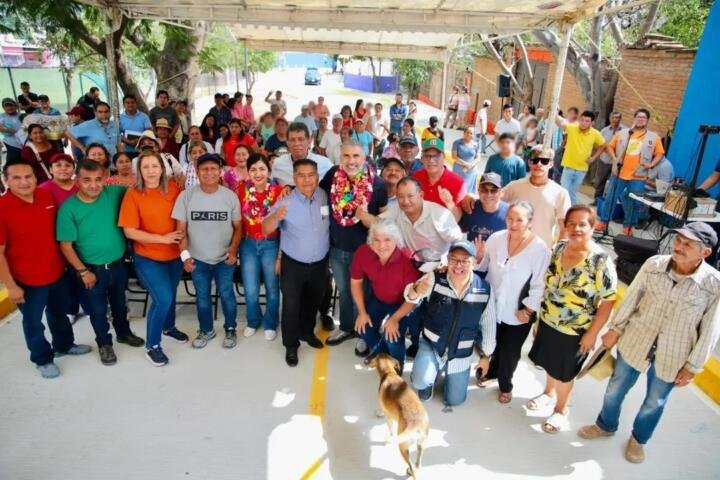 Inaugura Angel Torres una calle más en la colonia Democrática