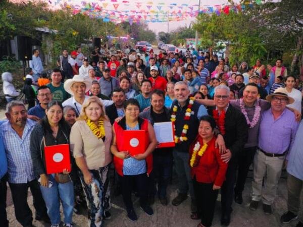Entrega Angel Torres constancias de posesión a familias tuxtlecas