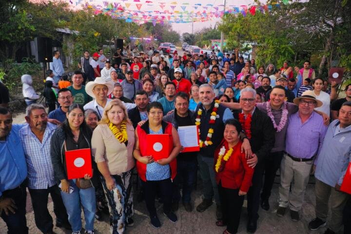 Entrega Angel Torres constancias de posesión a familias tuxtlecas