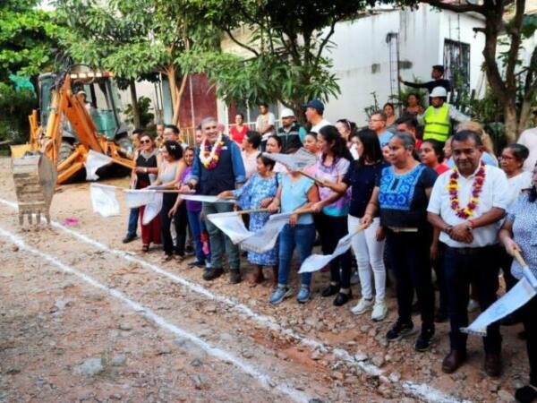 Como parte del Programa Calles Felices, el presidente municipal de Tuxtla Gutiérrez, Angel Torres, encabezó el arranque de los trabajos de mejoramiento de los servicios básicos de la calle Pajku, entre la avenida Flor de Sospó y la calle Río Blanco, en la colonia Paulino Aguilar Paniagua.
