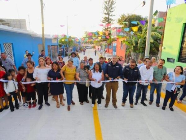 Inaugura Angel Torres una calle más; ahora en la colonia Las Lajas