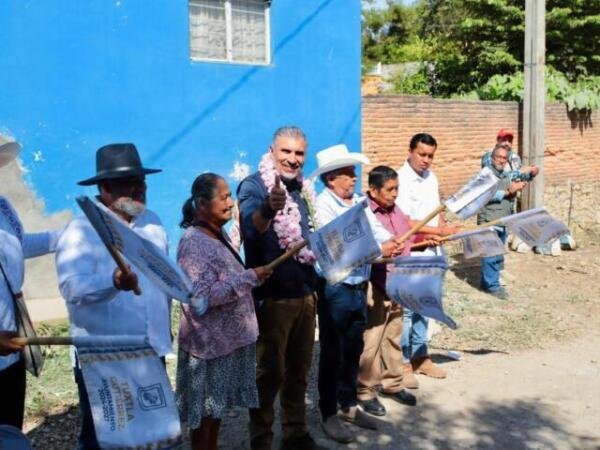 Angel Torres da banderazo a la pavimentación integral de una calle más en El Jobo
