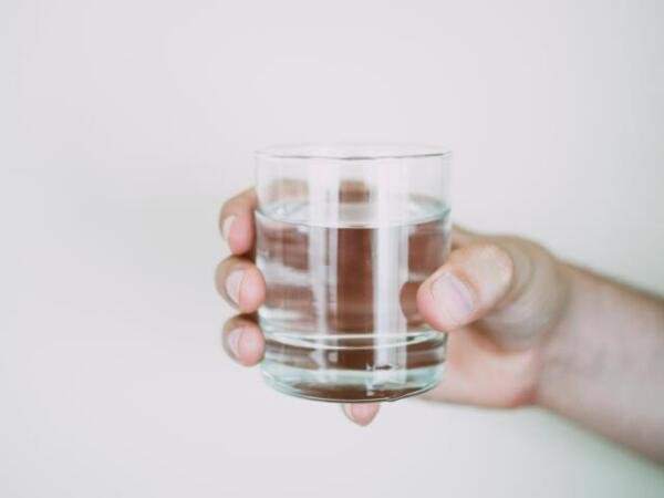 Sensación constante de sed: cuándo podría indicar un problema metabólico