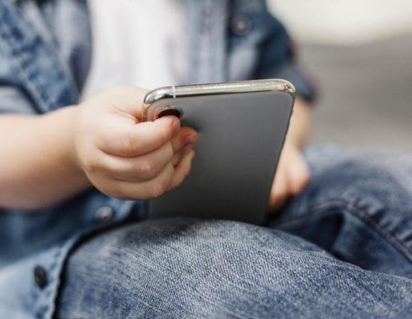 Uso excesivo de pantallas puede afectar el desarrollo infantil, advierten especialistas de la UNAM