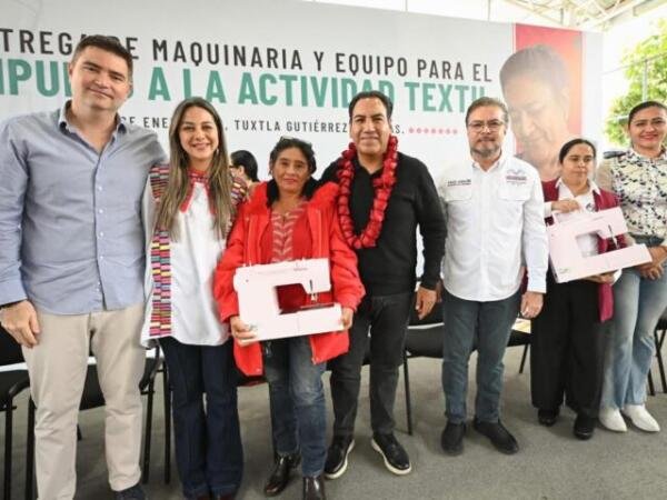Eduardo Ramírez entrega apoyos para impulsar la actividad textil e inaugura Comedor del Humanismo · En Tuxtla Gutiérrez, benefició con máquina de coser, plancha de vapor y maniquí a personas que concluyeron su capacitación · Inauguró el Comedor del Humanismo en la colonia Linda Vista Shanká En Tuxtla Gutiérrez, el gobernador Eduardo Ramírez Aguilar encabezó la entrega de maquinaria y equipo para impulsar la actividad textil, acción que forma parte de las políticas del gobierno de la Nueva ERA orientadas al fortalecimiento del bienestar social. En este contexto, destacó que su administración se rige por la filosofía del buen vivir y los principios del humanismo, que colocan a las personas en el centro de la atención pública. Durante el acto, el mandatario anunció que las beneficiarias y los beneficiarios de estas herramientas para el autoempleo contarán con seguridad social, y precisó que la meta es incorporar a más de mil personas a este derecho laboral, lo que les permitirá acceder a servicios médicos públicos. Señaló que esta estrategia busca fortalecer el bienestar de las familias chiapanecas y brindar mayor certeza a quienes emprenden desde sus comunidades. “Chiapas debe avanzar por el camino de la prosperidad compartida, y esa es nuestra agenda. Estamos convencidos de que lo vamos a lograr y de que, juntas y juntos, construiremos un mejor Tuxtla y un mejor Chiapas. Ahora que hemos recuperado la paz y la tranquilidad, el siguiente paso es el trabajo, es la prosperidad, y debemos compartirla con nuestras familias y con todo nuestro pueblo”, expresó. Más tarde, el gobernador inauguró el Comedor del Humanismo en la colonia Linda Vista Shanká, donde puntualizó que este espacio tiene como finalidad brindar alimentación diaria y contribuir a mejorar las condiciones de vida de las personas que más lo necesitan. “Hoy el humanismo es una realidad. Queremos que el pueblo tenga desarrollo y viva en paz, pero también queremos apoyar al prójimo y garantizarle lo más básico, como es la comida”, afirmó. El secretario del Humanismo, Paco Chacón, felicitó a las 184 personas que, tras concluir su capacitación en actividades textiles, recibieron kits consistentes en máquina de coser, plancha de vapor y maniquí, lo que les permitirá aplicar lo aprendido, tanto para el autoconsumo como para generar ingresos y fortalecer la economía familiar. Añadió que esta acción se suma a otros programas de alto impacto social, como los Comedores del Humanismo, y detalló que el inaugurado en la colonia Linda Vista Shanká ofrecerá alimentos calientes, de calidad y preparados con cuidado y compromiso social. La diputada local del Distrito II, María Mandiola Totoricaguena, señaló que la entrega de herramientas y maquinaria para la actividad textil impulsa el emprendimiento, mejora los ingresos familiares y contribuye a preservar la identidad cultural. Al mismo tiempo, reconoció el talento y la creatividad existentes en Chiapas, y valoró el modelo de desarrollo humanista del gobierno de la Nueva ERA, que transforma las políticas públicas en oportunidades reales. Por su parte, la diputada local por el Distrito 13, Getsemaní Moreno Martínez, reconoció la visión del gobierno estatal al implementar proyectos que benefician directamente a las familias que más lo necesitan. En este sentido, exhortó a las y los integrantes del Comité del Humanismo de la colonia Linda Vista Shanká a vigilar que el comedor cumpla plenamente con su propósito social. El presidente municipal de Tuxtla Gutiérrez, Angel Torres Culebro, sostuvo que los Comedores del Humanismo han tenido un impacto positivo en el municipio al garantizar el acceso a la alimentación, fortaleciendo el bienestar y el tejido social en diversas colonias de la capital. Asimismo, manifestó su confianza en que este programa continuará ampliándose en más zonas de la ciudad y del estado. La responsable de la Asistencia Operativa de la Dirección General de Centros de Formación para el Trabajo en el estado, Berenice Molina Palacios, felicitó a quienes concluyeron su proceso de capacitación, al señalar que los conocimientos adquiridos amplían sus oportunidades de empleo y aportan a la transformación social. Indicó que cada persona capacitada representa una historia de superación y una oportunidad más para construir un Chiapas con mayor inclusión y bienestar. El párroco de la Iglesia de Santa Cruz y Virgen de Fátima, Rogelio Salinas, valoró el enfoque humanista del gobernador Eduardo Ramírez al atender las necesidades de la comunidad mediante la puesta en marcha de un comedor que garantice el acceso a una alimentación digna. Asimismo, invitó a las personas responsables de este espacio a brindar un servicio con amor y cordialidad, para fortalecer la convivencia comunitaria. En representación de las y los beneficiarios de la entrega de maquinaria y equipo para la actividad textil, Cristina del Carmen Enns Domínguez agradeció al gobernador Eduardo Ramírez por las herramientas recibidas, las cuales, dijo, fortalecen sus conocimientos de costura y abren nuevas oportunidades al impulsar el emprendimiento, la autonomía y mejores condiciones de sustento para sus familias. Finalmente, en nombre de las y los habitantes de la colonia Linda Vista Shanká, María de los Ángeles Enríquez Reynosa agradeció al gobernador por demostrar con hechos que el humanismo chiapaneco llega a la mesa de quienes más lo necesitan. Señaló que la Nueva ERA transforma vidas al llevar justicia social con calidad y eficiencia, y reconoció al párroco Rogelio Salinas por su labor como gestor del Comedor del Humanismo y enlace entre la comunidad y la voluntad del gobierno. Acompañaron al gobernador la diputada presidenta de la Mesa Directiva del Congreso del Estado, Alejandra Gómez Mendoza; el secretario de Economía y del Trabajo, Luis Pedrero González; el diputado presidente de la Comisión de Economía, Bienestar Social y Cooperación Internacional, José Ángel del Valle Molina; el director del Plantel Cecati 112, Lenin Russell Suárez Aguilar; así como personas beneficiadas con ambas acciones.