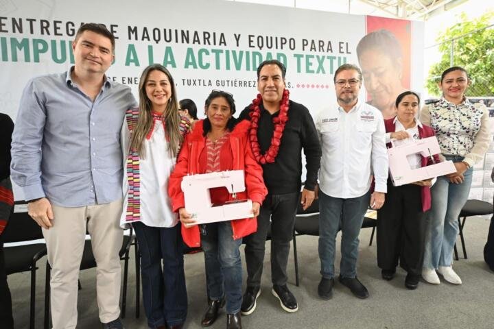 Eduardo Ramírez entrega apoyos para impulsar la actividad textil e inaugura Comedor del Humanismo
· En Tuxtla Gutiérrez, benefició con máquina de coser, plancha de vapor y maniquí a personas que concluyeron su capacitación
· Inauguró el Comedor del Humanismo en la colonia Linda Vista Shanká
En Tuxtla Gutiérrez, el gobernador Eduardo Ramírez Aguilar encabezó la entrega de maquinaria y equipo para impulsar la actividad textil, acción que forma parte de las políticas del gobierno de la Nueva ERA orientadas al fortalecimiento del bienestar social. En este contexto, destacó que su administración se rige por la filosofía del buen vivir y los principios del humanismo, que colocan a las personas en el centro de la atención pública.
Durante el acto, el mandatario anunció que las beneficiarias y los beneficiarios de estas herramientas para el autoempleo contarán con seguridad social, y precisó que la meta es incorporar a más de mil personas a este derecho laboral, lo que les permitirá acceder a servicios médicos públicos. Señaló que esta estrategia busca fortalecer el bienestar de las familias chiapanecas y brindar mayor certeza a quienes emprenden desde sus comunidades.
“Chiapas debe avanzar por el camino de la prosperidad compartida, y esa es nuestra agenda. Estamos convencidos de que lo vamos a lograr y de que, juntas y juntos, construiremos un mejor Tuxtla y un mejor Chiapas. Ahora que hemos recuperado la paz y la tranquilidad, el siguiente paso es el trabajo, es la prosperidad, y debemos compartirla con nuestras familias y con todo nuestro pueblo”, expresó.
Más tarde, el gobernador inauguró el Comedor del Humanismo en la colonia Linda Vista Shanká, donde puntualizó que este espacio tiene como finalidad brindar alimentación diaria y contribuir a mejorar las condiciones de vida de las personas que más lo necesitan. “Hoy el humanismo es una realidad. Queremos que el pueblo tenga desarrollo y viva en paz, pero también queremos apoyar al prójimo y garantizarle lo más básico, como es la comida”, afirmó.
El secretario del Humanismo, Paco Chacón, felicitó a las 184 personas que, tras concluir su capacitación en actividades textiles, recibieron kits consistentes en máquina de coser, plancha de vapor y maniquí, lo que les permitirá aplicar lo aprendido, tanto para el autoconsumo como para generar ingresos y fortalecer la economía familiar. Añadió que esta acción se suma a otros programas de alto impacto social, como los Comedores del Humanismo, y detalló que el inaugurado en la colonia Linda Vista Shanká ofrecerá alimentos calientes, de calidad y preparados con cuidado y compromiso social.
La diputada local del Distrito II, María Mandiola Totoricaguena, señaló que la entrega de herramientas y maquinaria para la actividad textil impulsa el emprendimiento, mejora los ingresos familiares y contribuye a preservar la identidad cultural. Al mismo tiempo, reconoció el talento y la creatividad existentes en Chiapas, y valoró el modelo de desarrollo humanista del gobierno de la Nueva ERA, que transforma las políticas públicas en oportunidades reales.
Por su parte, la diputada local por el Distrito 13, Getsemaní Moreno Martínez, reconoció la visión del gobierno estatal al implementar proyectos que benefician directamente a las familias que más lo necesitan. En este sentido, exhortó a las y los integrantes del Comité del Humanismo de la colonia Linda Vista Shanká a vigilar que el comedor cumpla plenamente con su propósito social.
El presidente municipal de Tuxtla Gutiérrez, Angel Torres Culebro, sostuvo que los Comedores del Humanismo han tenido un impacto positivo en el municipio al garantizar el acceso a la alimentación, fortaleciendo el bienestar y el tejido social en diversas colonias de la capital. Asimismo, manifestó su confianza en que este programa continuará ampliándose en más zonas de la ciudad y del estado.
La responsable de la Asistencia Operativa de la Dirección General de Centros de Formación para el Trabajo en el estado, Berenice Molina Palacios, felicitó a quienes concluyeron su proceso de capacitación, al señalar que los conocimientos adquiridos amplían sus oportunidades de empleo y aportan a la transformación social. Indicó que cada persona capacitada representa una historia de superación y una oportunidad más para construir un Chiapas con mayor inclusión y bienestar.
El párroco de la Iglesia de Santa Cruz y Virgen de Fátima, Rogelio Salinas, valoró el enfoque humanista del gobernador Eduardo Ramírez al atender las necesidades de la comunidad mediante la puesta en marcha de un comedor que garantice el acceso a una alimentación digna. Asimismo, invitó a las personas responsables de este espacio a brindar un servicio con amor y cordialidad, para fortalecer la convivencia comunitaria.
En representación de las y los beneficiarios de la entrega de maquinaria y equipo para la actividad textil, Cristina del Carmen Enns Domínguez agradeció al gobernador Eduardo Ramírez por las herramientas recibidas, las cuales, dijo, fortalecen sus conocimientos de costura y abren nuevas oportunidades al impulsar el emprendimiento, la autonomía y mejores condiciones de sustento para sus familias.
Finalmente, en nombre de las y los habitantes de la colonia Linda Vista Shanká, María de los Ángeles Enríquez Reynosa agradeció al gobernador por demostrar con hechos que el humanismo chiapaneco llega a la mesa de quienes más lo necesitan. Señaló que la Nueva ERA transforma vidas al llevar justicia social con calidad y eficiencia, y reconoció al párroco Rogelio Salinas por su labor como gestor del Comedor del Humanismo y enlace entre la comunidad y la voluntad del gobierno.
Acompañaron al gobernador la diputada presidenta de la Mesa Directiva del Congreso del Estado, Alejandra Gómez Mendoza; el secretario de Economía y del Trabajo, Luis Pedrero González; el diputado presidente de la Comisión de Economía, Bienestar Social y Cooperación Internacional, José Ángel del Valle Molina; el director del Plantel Cecati 112, Lenin Russell Suárez Aguilar; así como personas beneficiadas con ambas acciones.
