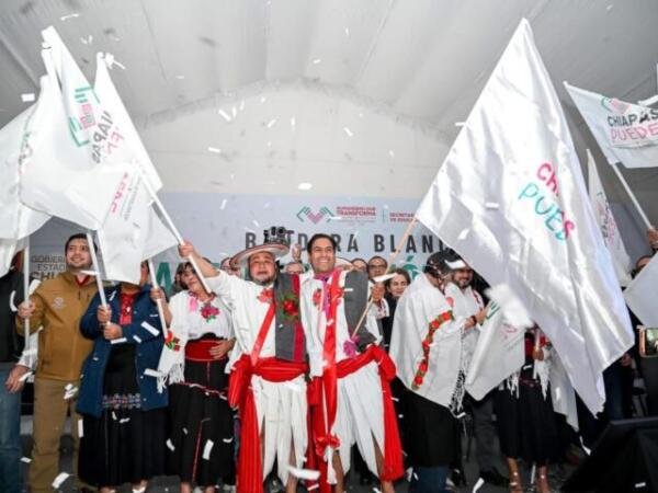 En Huixtán, Eduardo Ramírez levanta segunda bandera blanca por la alfabetización