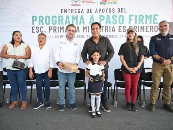 Eduardo Ramírez Aguilar entrega apoyos del programa A Paso Firme a estudiantes de Tuxtla