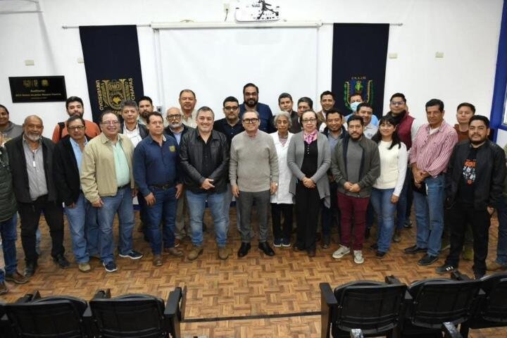 Se reúne el rector de la UNACH Oswaldo Chacón Rojas con comunidades de las Facultades de Medicina Humana y Medicina Veterinaria