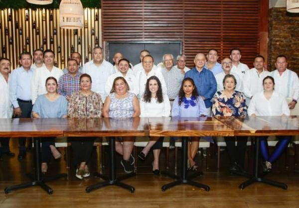 Juan Carlos Moreno Guillén dialoga con notarias y notarios del Soconusco