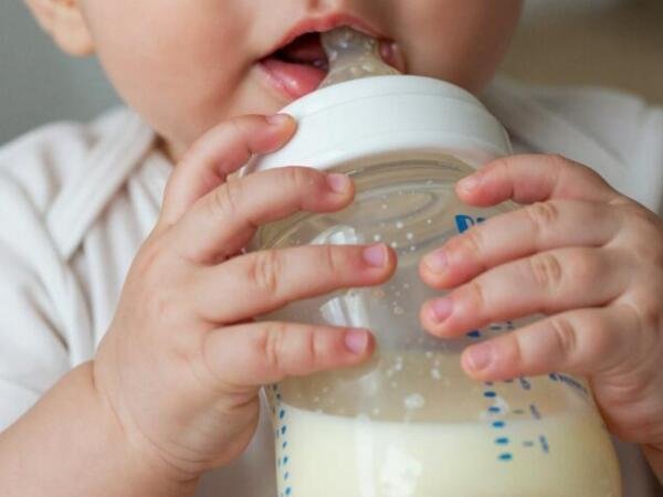 Retiran fórmulas infantiles por posible contaminación: lo que deben saber los padres