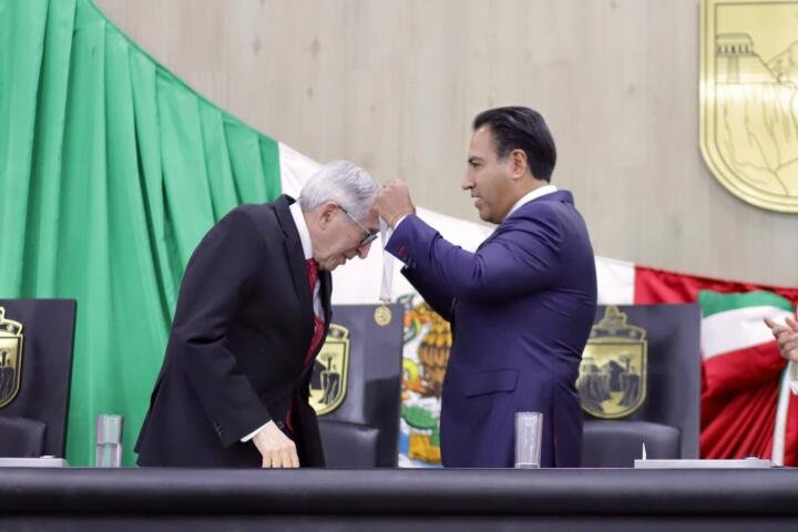 Javier Jiménez reconoce trayectoria del Dr. David Kershenobich al recibir la Medalla Manuel Velasco Suárez Javier Jiménez reconoce trayectoria del Dr. David Kershenobich al recibir la Medalla Manuel Velasco Suárez