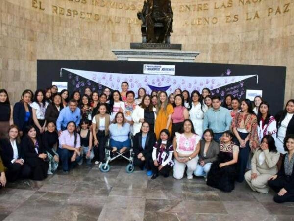 Javier Jiménez reconoce liderazgo femenino en el Primer Parlamento de Mujeres Jóvenes