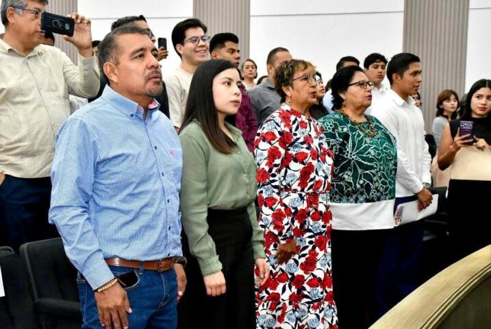 Javier Jiménez reconoce liderazgo femenino en el Primer Parlamento de Mujeres Jóvenes