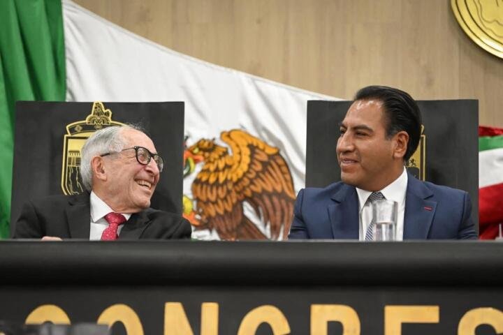 Gobernador Eduardo Ramírez impone medalla “Dr. Manuel Velasco Suárez” al Dr. David Kershenobich Gobernador Eduardo Ramírez impone medalla “Dr. Manuel Velasco Suárez” al Dr. David Kershenobich