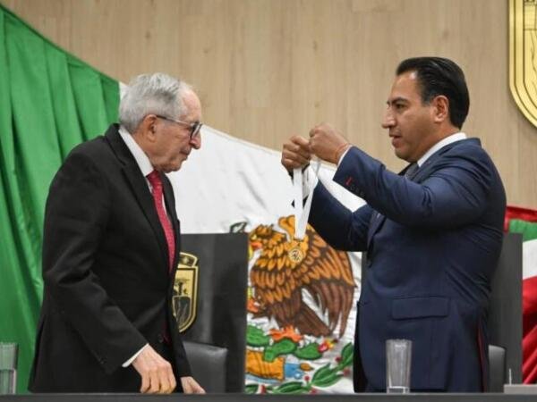 Gobernador Eduardo Ramírez impone medalla “Dr. Manuel Velasco Suárez” al Dr. David Kershenobich