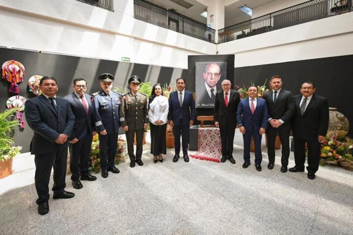 Gobernador Eduardo Ramírez impone medalla “Dr. Manuel Velasco Suárez” al Dr. David Kershenobich Gobernador Eduardo Ramírez impone medalla “Dr. Manuel Velasco Suárez” al Dr. David Kershenobich