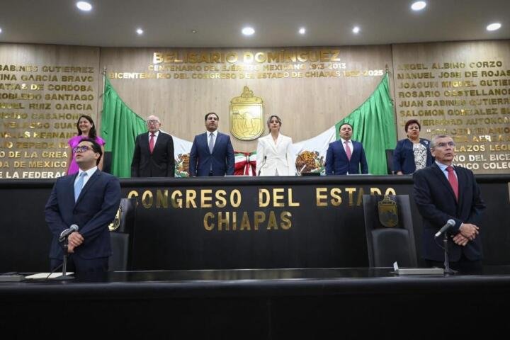 Gobernador Eduardo Ramírez impone medalla “Dr. Manuel Velasco Suárez” al Dr. David Kershenobich Gobernador Eduardo Ramírez impone medalla “Dr. Manuel Velasco Suárez” al Dr. David Kershenobich