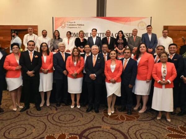 Eduardo Ramírez atestigua toma de protesta del Consejo Directivo del Colegio de Contadores Públicos Chiapanecos