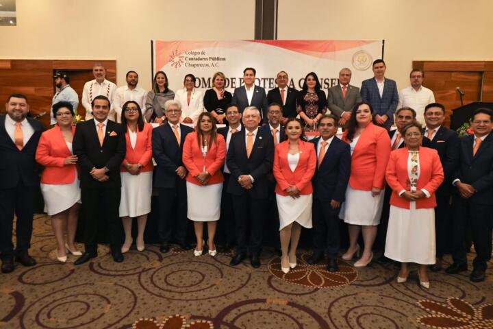 Eduardo Ramírez atestigua toma de protesta del Consejo Directivo del Colegio de Contadores Públicos Chiapanecos
