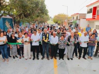 Cumple Angel Torres a familias de la colonia El Roble con Calles Felices