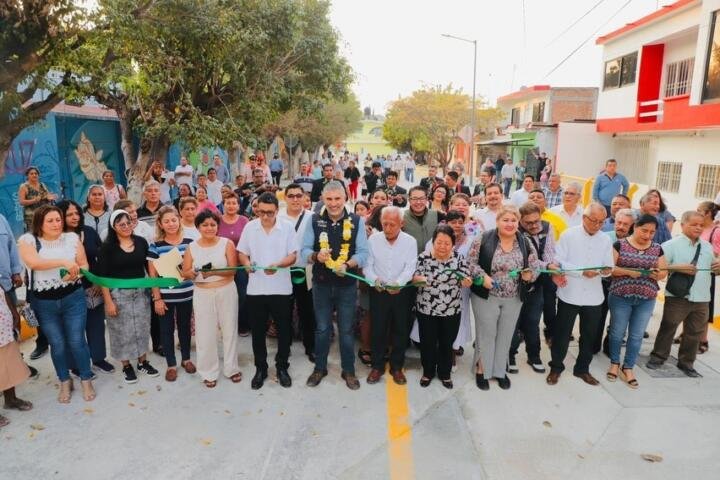 Cumple Angel Torres a familias de la colonia El Roble con Calles Felices