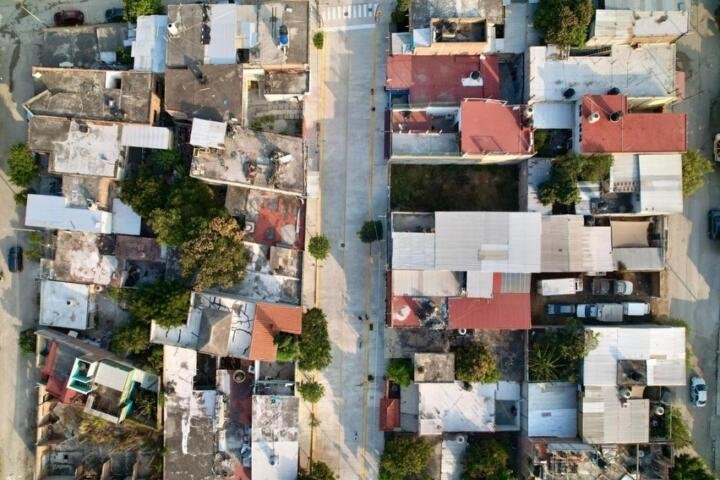 Cumple Angel Torres a familias de la colonia El Roble con Calles Felices