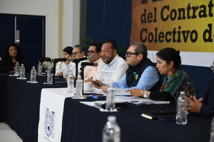 Firma Administración Central de la UNACH el contrato colectivo de trabajo con el STAUNACH