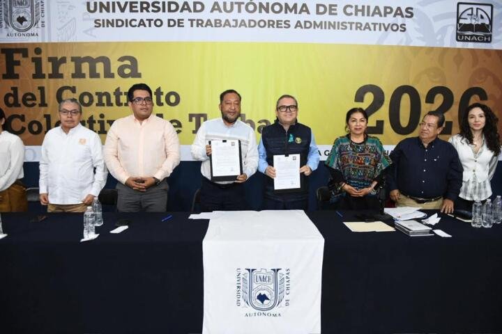 Firma Administración Central de la UNACH el contrato colectivo de trabajo con el STAUNACH