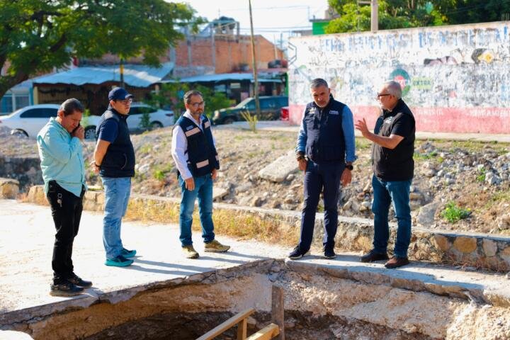 Da seguimiento Angel Torres a socavón localizado en colonia El Rosario