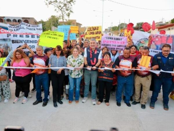 El presidente Angel Torres, junto a su esposa Mercedes Ortiz y a vecinas y vecinos, inauguró cerca de un kilómetro de pavimentación con concreto hidráulico del Boulevar Júpiter, en la colonia Satélite Loma Larga, con lo que llega la justicia social después de muchos años de espera.