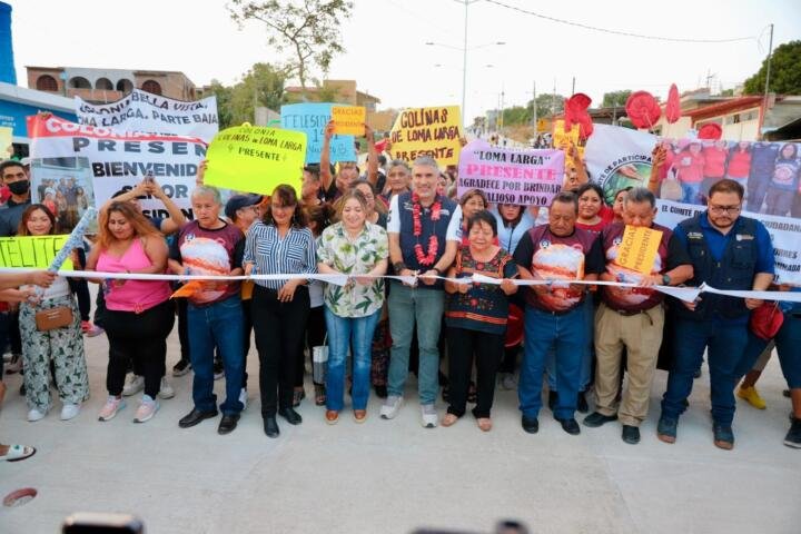 El presidente Angel Torres, junto a su esposa Mercedes Ortiz y a vecinas y vecinos, inauguró cerca de un kilómetro de pavimentación con concreto hidráulico del Boulevar Júpiter, en la colonia Satélite Loma Larga, con lo que llega la justicia social después de muchos años de espera.