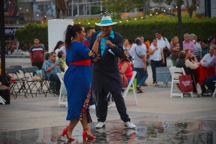 Encabeza Angel Torres Lunes de Danzón en la explanada del Parque Central de Tuxtla Encabeza Angel Torres Lunes de Danzón en la explanada del Parque Central de Tuxtla