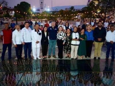 Junto a bailarines, parejas y familias, el presidente Angel Torres, acompañado de su esposa Mercedes Ortiz y de la directora del Instituto Tuxtleco de Arte y Cultura, Gabriela Abarca, encabezó el Programa Lunes de Danzón, con la presentación estelar y ritmo cadencioso de la Danzonera Chiapas.