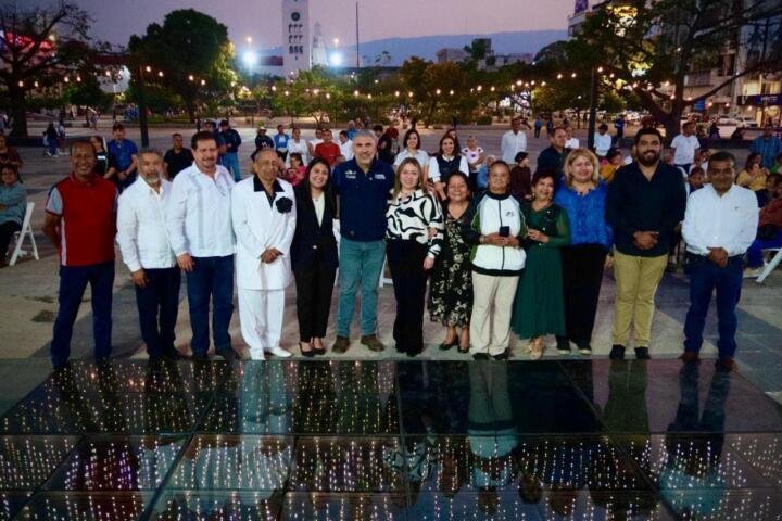 Encabeza Angel Torres Lunes de Danzón en la explanada del Parque Central de Tuxtla