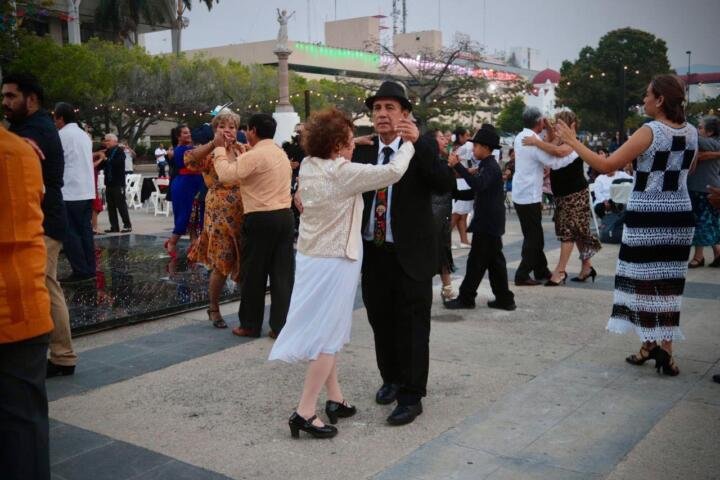 Encabeza Angel Torres Lunes de Danzón en la explanada del Parque Central de Tuxtla Encabeza Angel Torres Lunes de Danzón en la explanada del Parque Central de Tuxtla