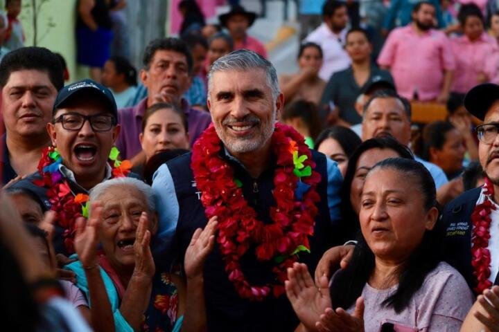 Se cumple un compromiso más a familias de Las Granjas: Angel Torres Se cumple un compromiso más a familias de Las Granjas: Angel Torres