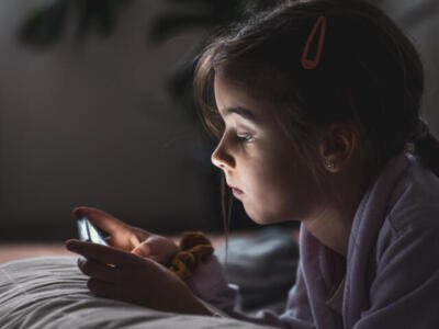 Grecia prohibiría redes sociales a menores de 15 años con app obligatoria