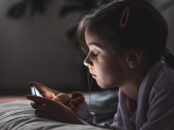 Grecia prohibiría redes sociales a menores de 15 años con app obligatoria