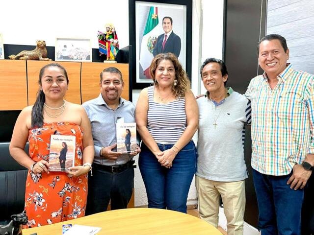 Javier Jiménez reconoce obra literaria de Samanca Cabrera