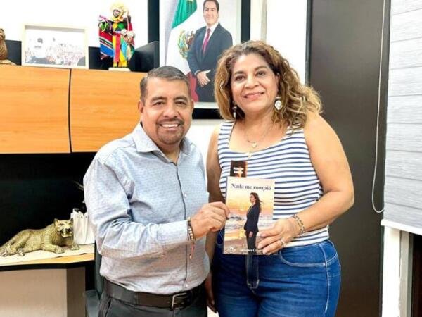 Javier Jiménez reconoce obra literaria de Samanca Cabrera