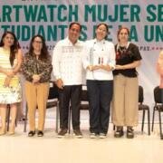 Entrega Eduardo Ramírez dispositivos del Programa Mujer Segura a estudiantes de la Unicach