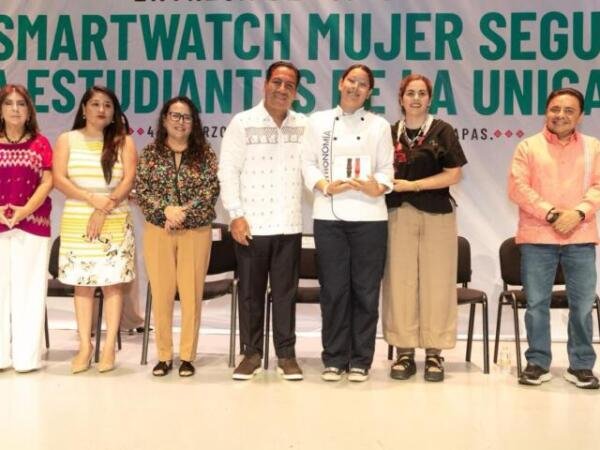 Entrega Eduardo Ramírez dispositivos del Programa Mujer Segura a estudiantes de la Unicach Entrega Eduardo Ramírez dispositivos del Programa Mujer Segura a estudiantes de la Unicach