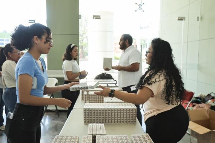 Entrega Eduardo Ramírez dispositivos del Programa Mujer Segura a estudiantes de la Unicach