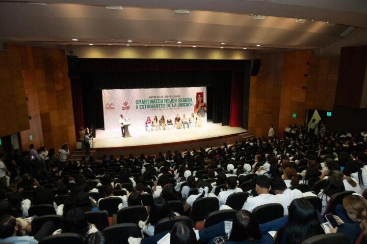 Entrega Eduardo Ramírez dispositivos del Programa Mujer Segura a estudiantes de la Unicach