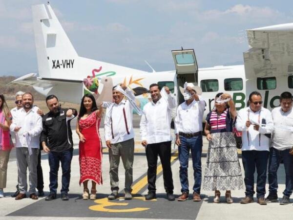 Inauguran el vuelo Tuxtla Gutiérrez–Bahías de Huatulco de Aerobalam