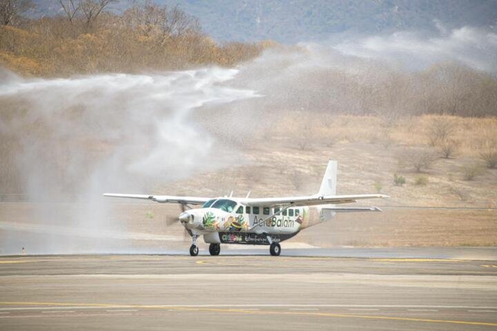 Inauguran el vuelo Tuxtla Gutiérrez–Bahías de Huatulco de Aerobalam
