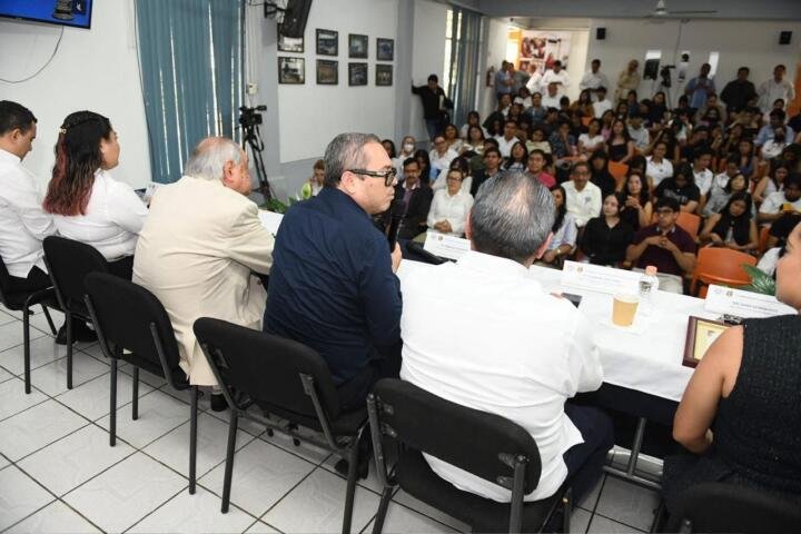 Entregan segunda acreditación nacional a la Licenciatura en Filosofía que se imparte en la UNACH